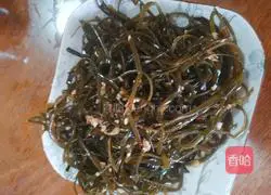 Illustration of how to make shredded kelp with garlic paste 4