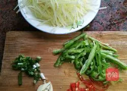 Illustration of how to make green pepper and potato shreds 4