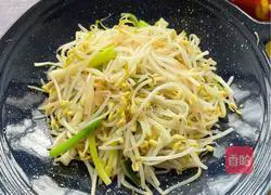 Illustration of how to stir-fry mung bean sprouts 10