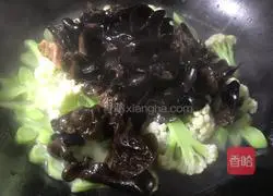Illustration of how to make fried cauliflower with fungus 8