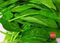 Illustration of how to make spinach with nuts 1