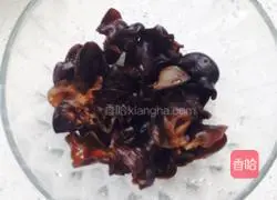 Illustration of how to make black fungus with mustard salad 4