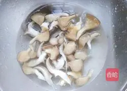 Illustration of how to stir-fry oyster mushrooms with vegetables 2 