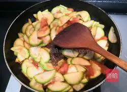 Illustration of how to make fried zucchini with tomatoes 15
