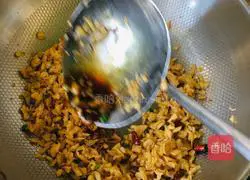 Illustration of how to stir-fry Cantonese preserved vegetables 5