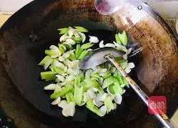 Illustration of how to stir-fry celery and lily 9