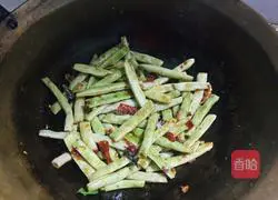 Illustration of the vegetarian version of stir-fried green beans 6