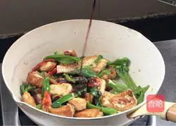 Illustration of how to make fried tofu with green pepper 13