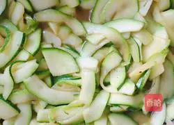 Fresh stir-fry Illustration of how to make horned melon 6