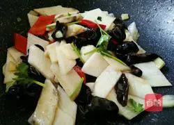 Black Illustration of how to make fried yam with fungus 7