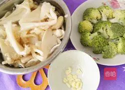 Illustration of how to make stir-fried broccoli with oyster mushrooms 2