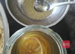 Illustration of how to mix ginger juice with yuba 6