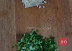 Illustration of how to make green onions mixed with tofu 2