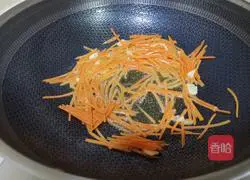 Illustration of how to make garlic lettuce and shredded carrots 5
