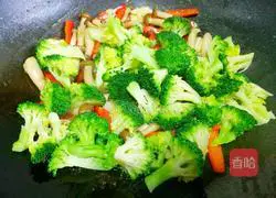 Illustration of how to stir-fry broccoli and mushrooms 8