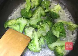 Illustration of how to make garlic broccoli 7