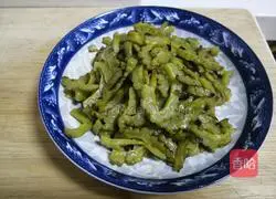 Illustration of how to stir-fry bitter melon 5