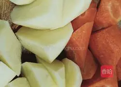 Anti-epidemic simple meal of double steamed carrots and potatoes, illustration 2