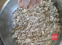 Illustration of how to steam locust flowers 3