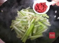 Illustration of how to stir-fry celery with lily and wolfberry 5