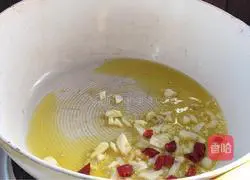 Illustration of how to make spicy stir-fried purslane 5