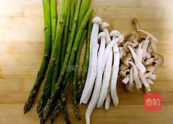 Illustration of how to make stir-fried asparagus 1