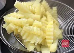 Illustration of how to make spicy wolf tooth potato strips 4