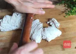 Illustration of how to mix amaranth stalks with shredded chicken 14