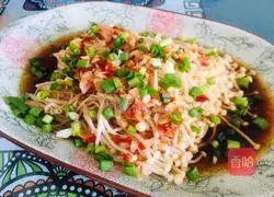 Illustration of how to steam enoki mushrooms with garlic chili sauce 11