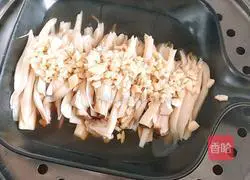 Illustration of how to steam king oyster mushrooms with garlic 8