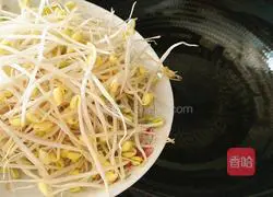 Illustration of how to stir-fry broccoli with bean sprouts 8