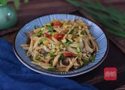 Illustration of hand-shredded king oyster mushrooms 10