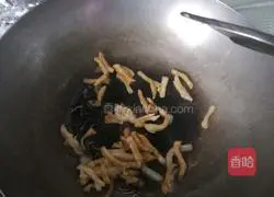 Illustration of how to stir-fry cabbage with tomato oil residue 2