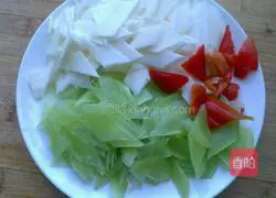 Illustration of how to stir-fry lettuce and yam 3