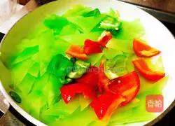 Illustration of how to make fried bamboo shoots with double peppers 6