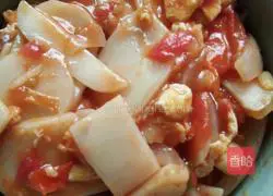 Illustration of how to make fried rice cakes with tomatoes 6