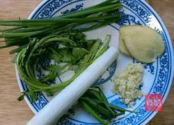 Illustration of how to make lemon shredded chicken legs 3