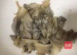 Illustration of how to make dry fried fresh mushrooms 2