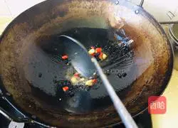 Illustration of how to make fried beef with green pepper and black bean sauce 5