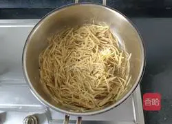 Illustration of how to make spicy and sour potato shreds 11