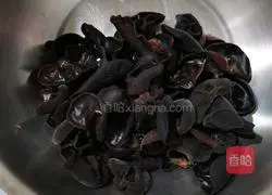 Illustration of how to cook black fungus with green onion 1