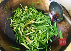 Illustration of how to make fried leeks with dried fragrant seeds 6