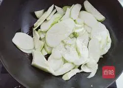 Illustration of how to make loofah soup 3