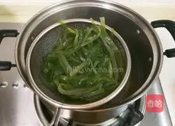 Illustration of how to make green onion and kelp salad 3