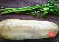 Illustration of how to make spicy cold lotus root slices 1