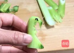 Illustration of how to spread celery and peacock tail 2