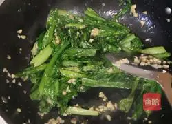 Illustration of how to make garlic lettuce 8