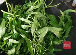 Illustration of how to make garlic water spinach 4