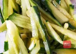 Illustration of how to make cold cucumber shreds 4