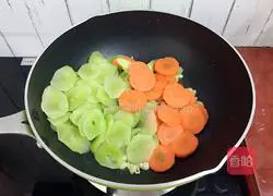 Illustration of how to make stir-fried lettuce slices 7